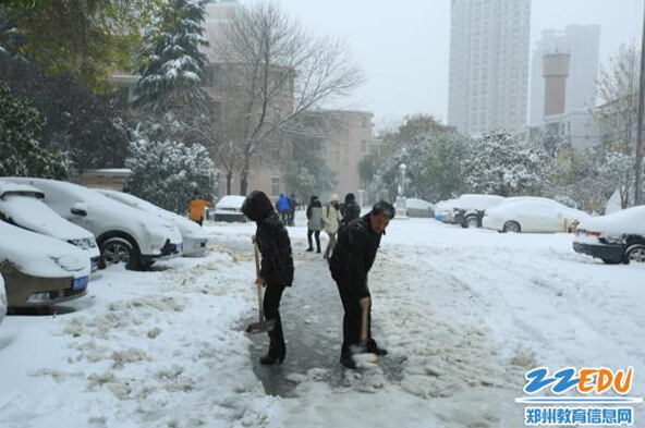 雪天里，郑州回中筑起安全防护墙，情暖师生