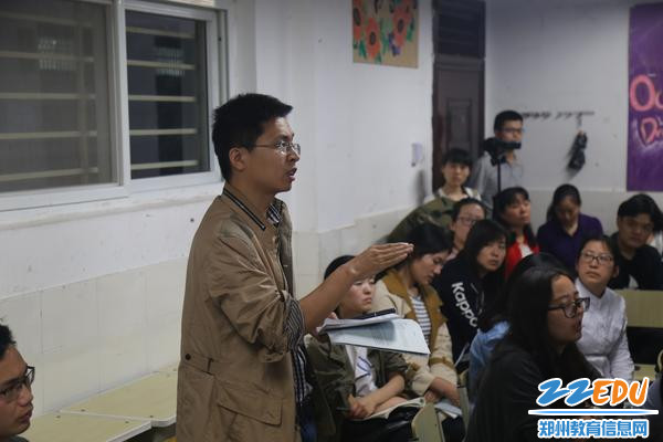 郑州回中化学教师谢振超向专家请教问题