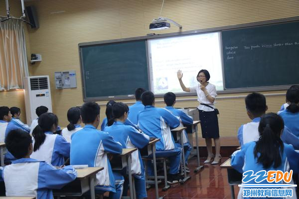 初中英语课堂上，申忠敏老师鼓励学生积极发言