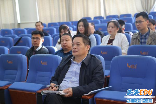 郑州回中校长李玉国和高中数学教师一起聆听报告