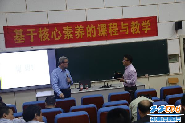 郑州回中课程教学处副主任、高二年级数学教师李亚军向吕世虎教授提出教学中的问题