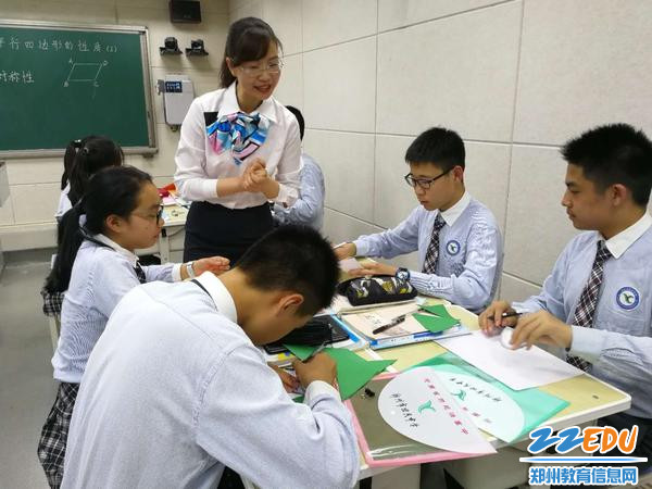 1郑州回中数学老师齐静在指导学生小组探究