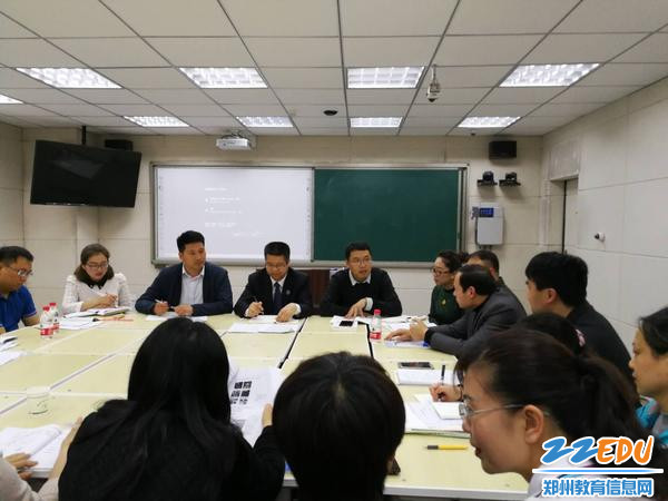 5郑州回中教师发展处主任张恒山在数学组评课活动中发言