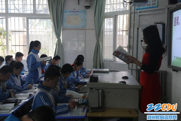 郑州回中语文教师杨文静在课堂上与学生互动