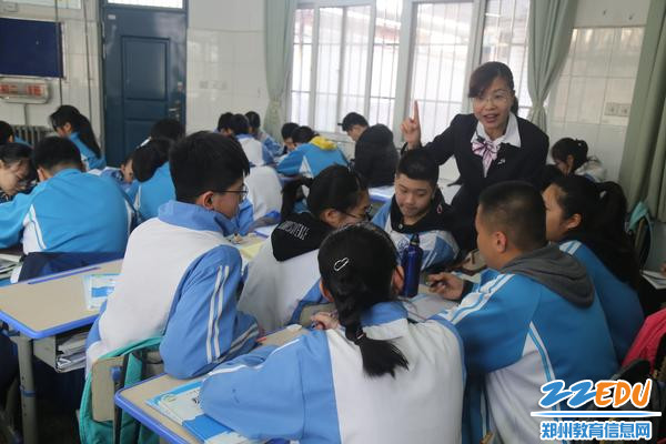 郑州回中数学教师齐静在课堂上启发学生