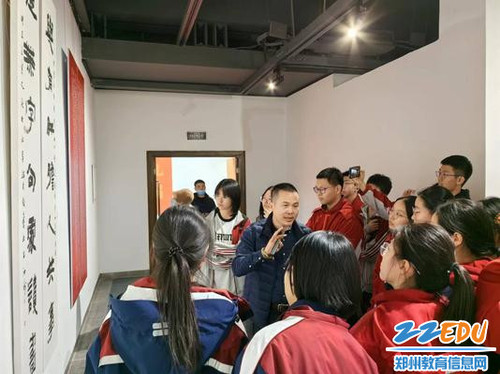 02郑州市回民高级中学专业书法教师方占强向同学们做讲解
